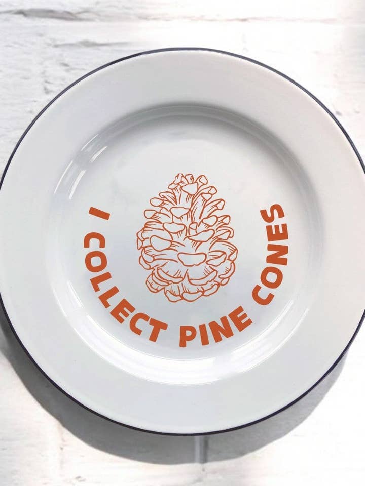 Jeg samler på kogler Dekorativ Emaljetallerken for engroshandel hos Sovende Bjorn