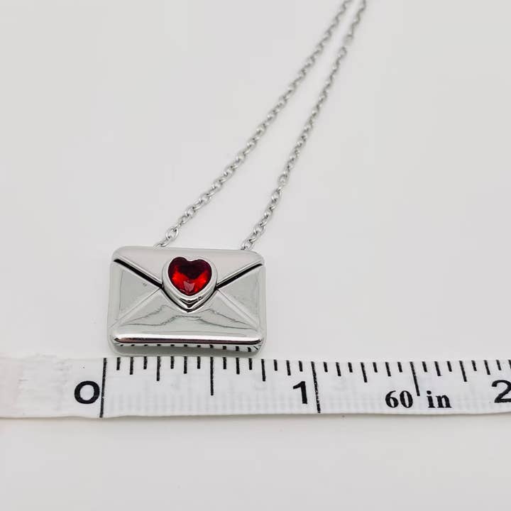 Mio Queena – Großhandel Kette mit Anhänger/Charm – Halskette mit kubischen Zirkonia-Umschlägen in Herzform mit Aufschrift „I Love You“4