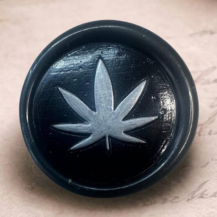 Sello de cera con hoja de cannabis – Sello adhesivo vertido a mano para sobres, diarios y regalos. para venta al por mayor de Gothic Garage