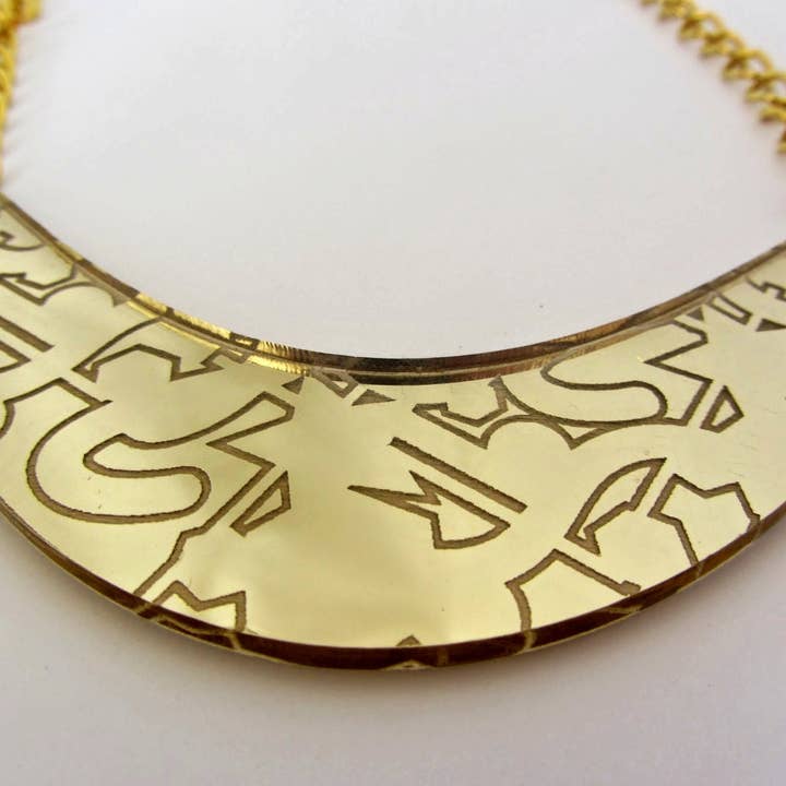 Collier plastron découpé au laser en acrylique miroir doré inspiré des années 80 pour la vente par Working Clasp