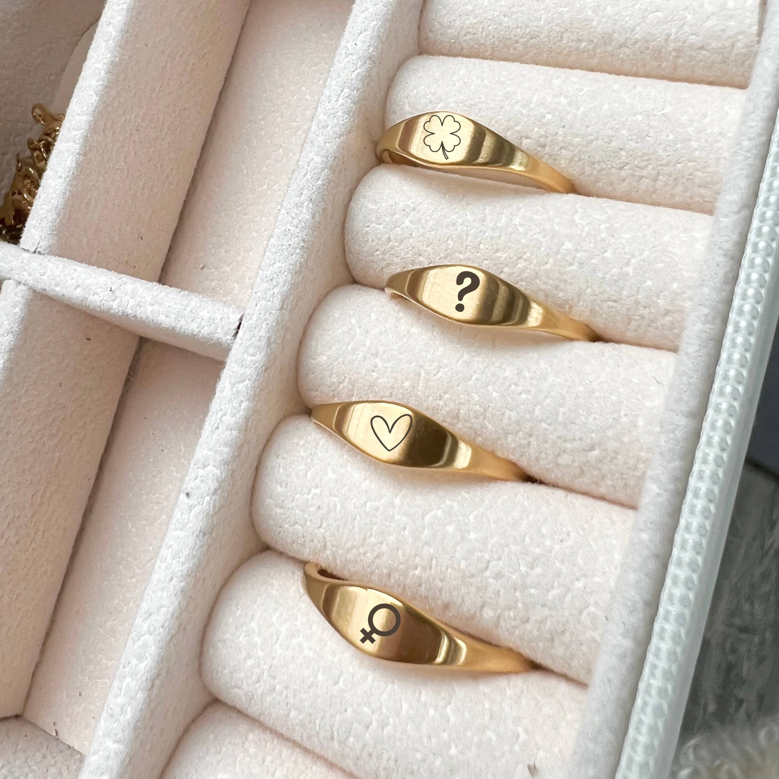 Rossie Jewellery – Großhandel Siegelringe – Personalisierter Siegelring mit graviertem Goldbuchstaben3