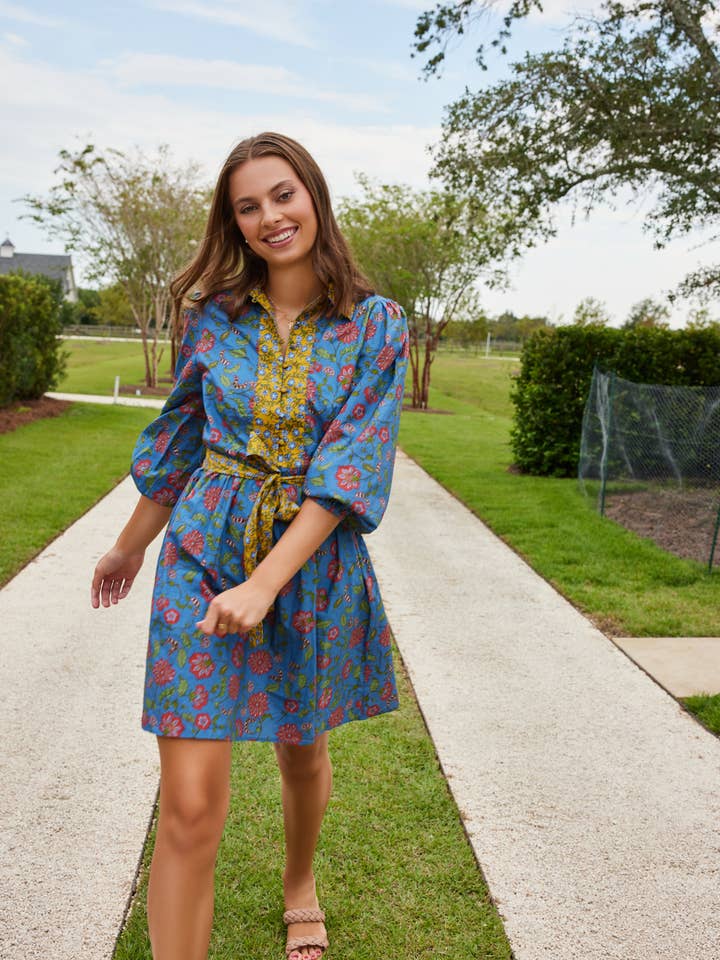 Halle Mini Jurk met Kraag en Ceintuur in Blauw Bloemenprint voor wholesale door Hermoza