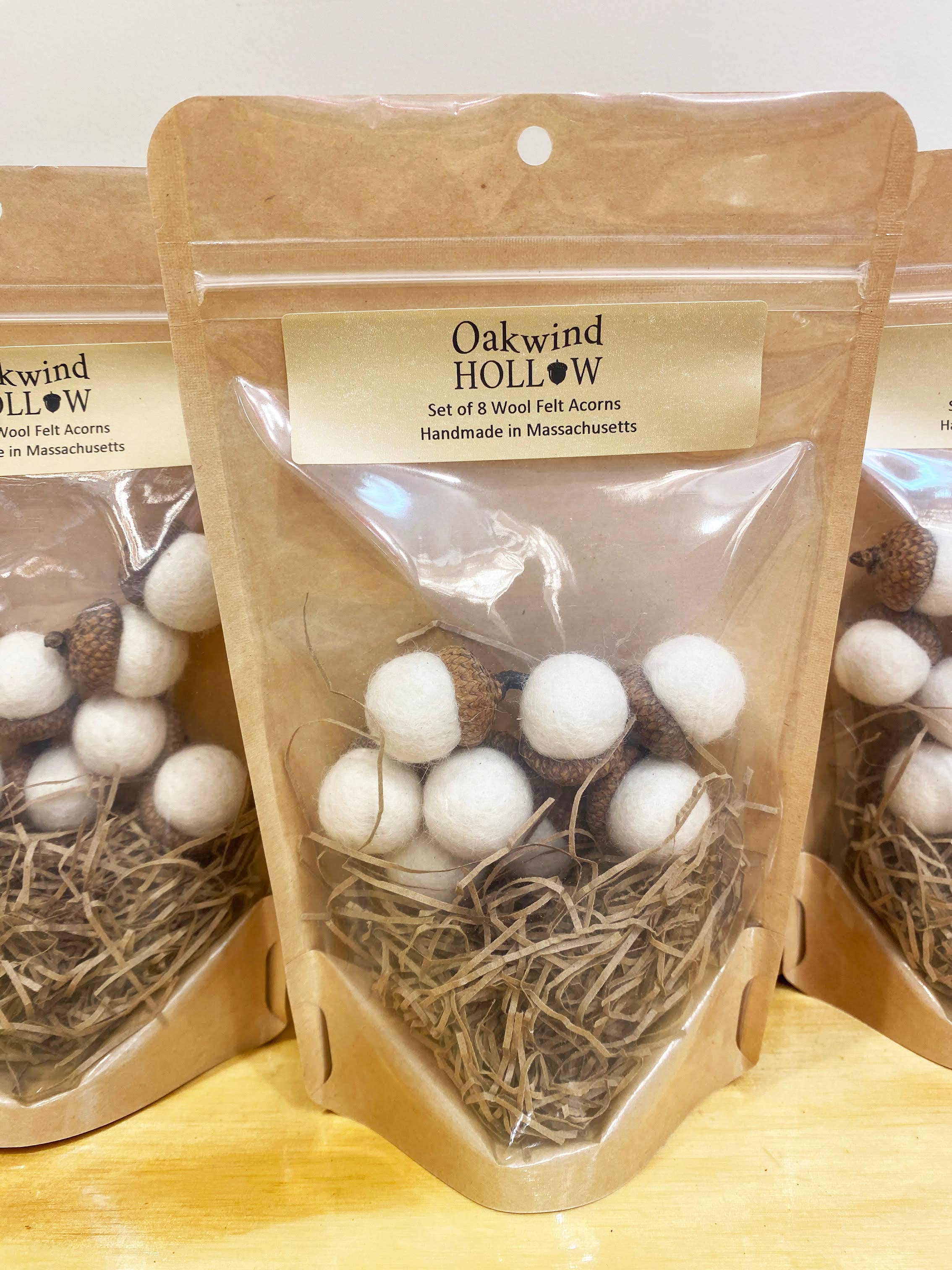 Oakwind Hollow - Wholesale Tafelbladdecoratie - Set van 8 Vilten Eikels in Pompoenkruidenkleur – Normale maat7