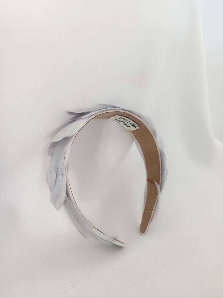 Perlgraue Haarbänder mit Entenfedern für den Großhandel von CAPELLINA