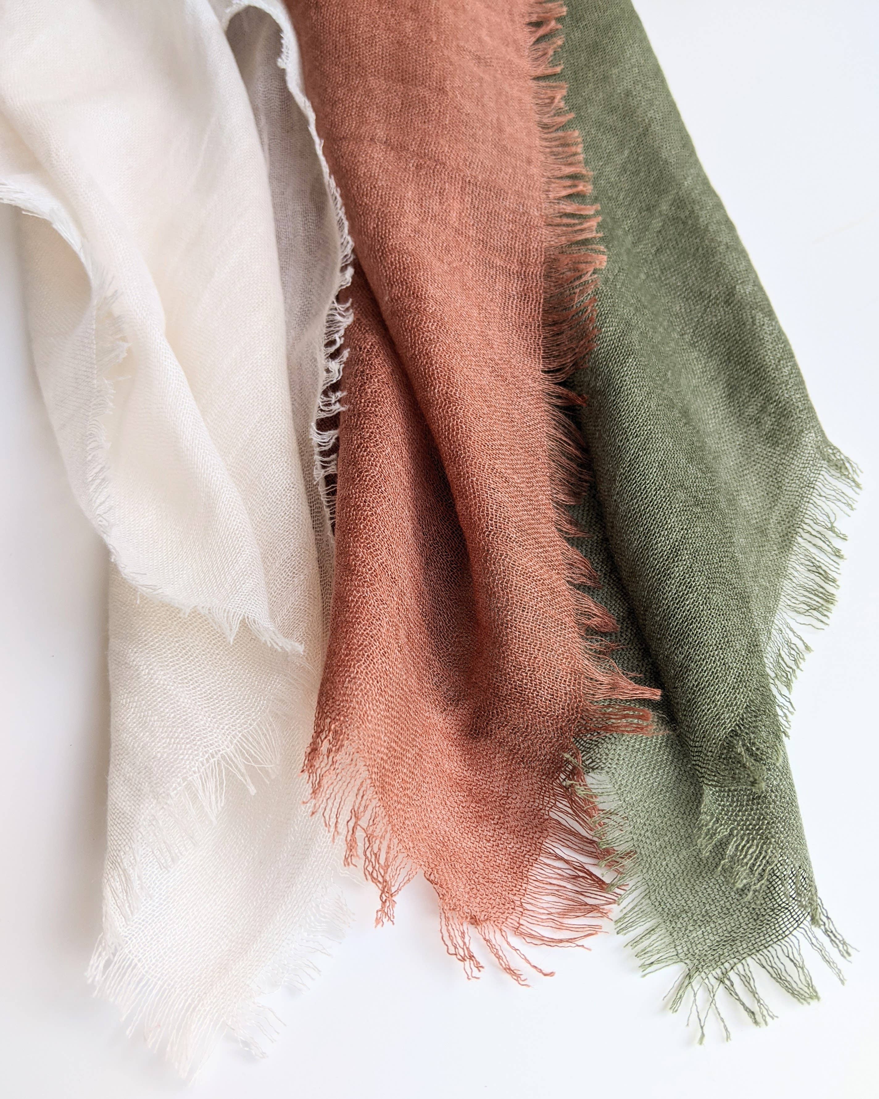 Multi-farvet Flaxen MYSTERY BOX Letvægts firkantede tørklæder. Sæt med 10 for engroshandel på Faire3