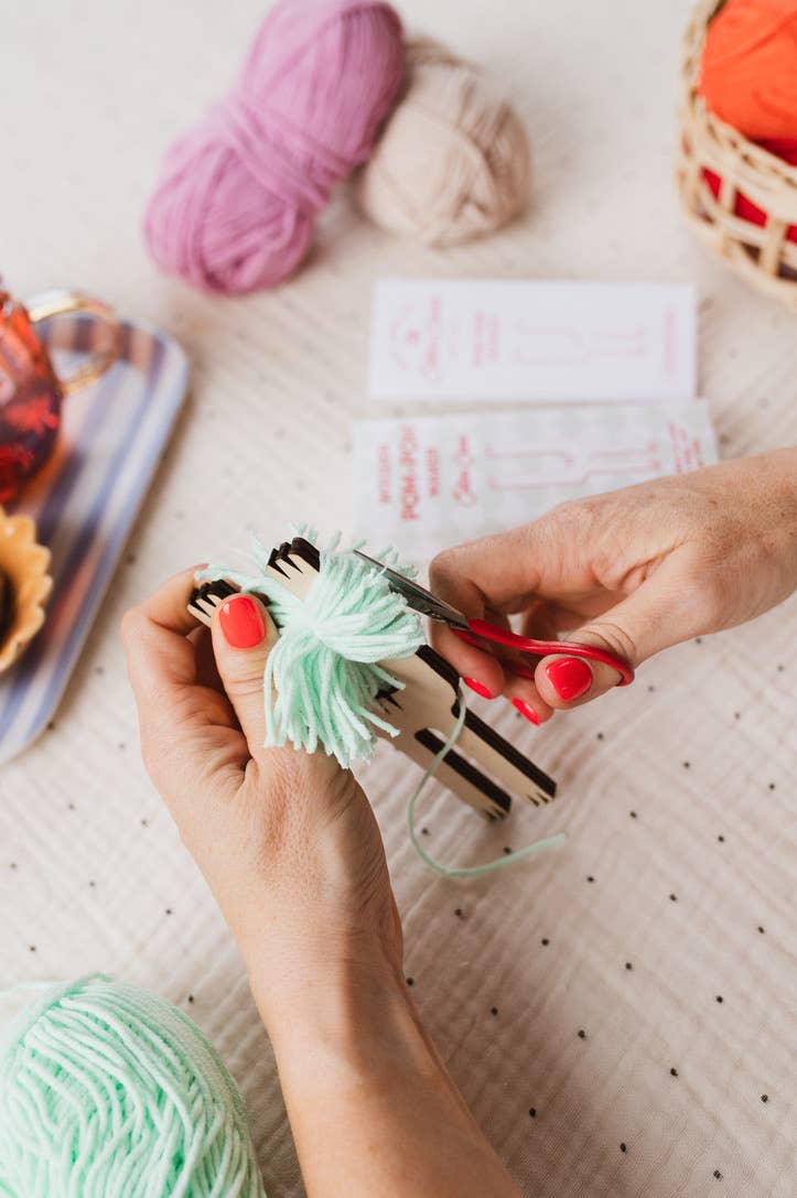 Cotton Clara Craft Kits & Supplies – wholesale Craft supplies – 🎀 Wooden Pom Pom Maker4