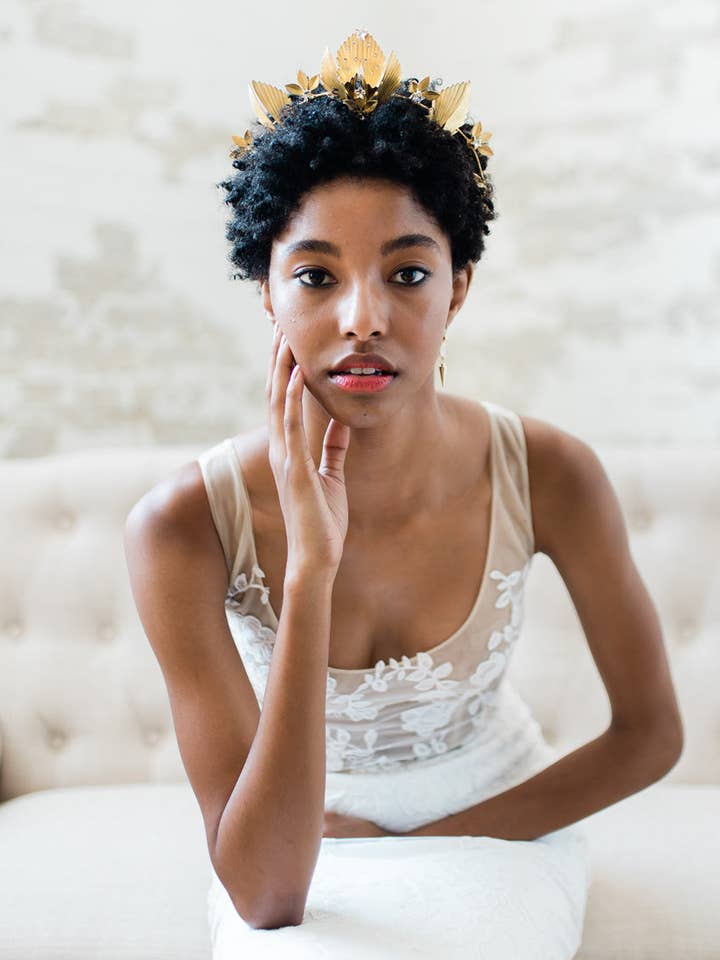 Couronne statement en laiton brut et cristal avec étoiles de Nike pour la vente par The Loved One