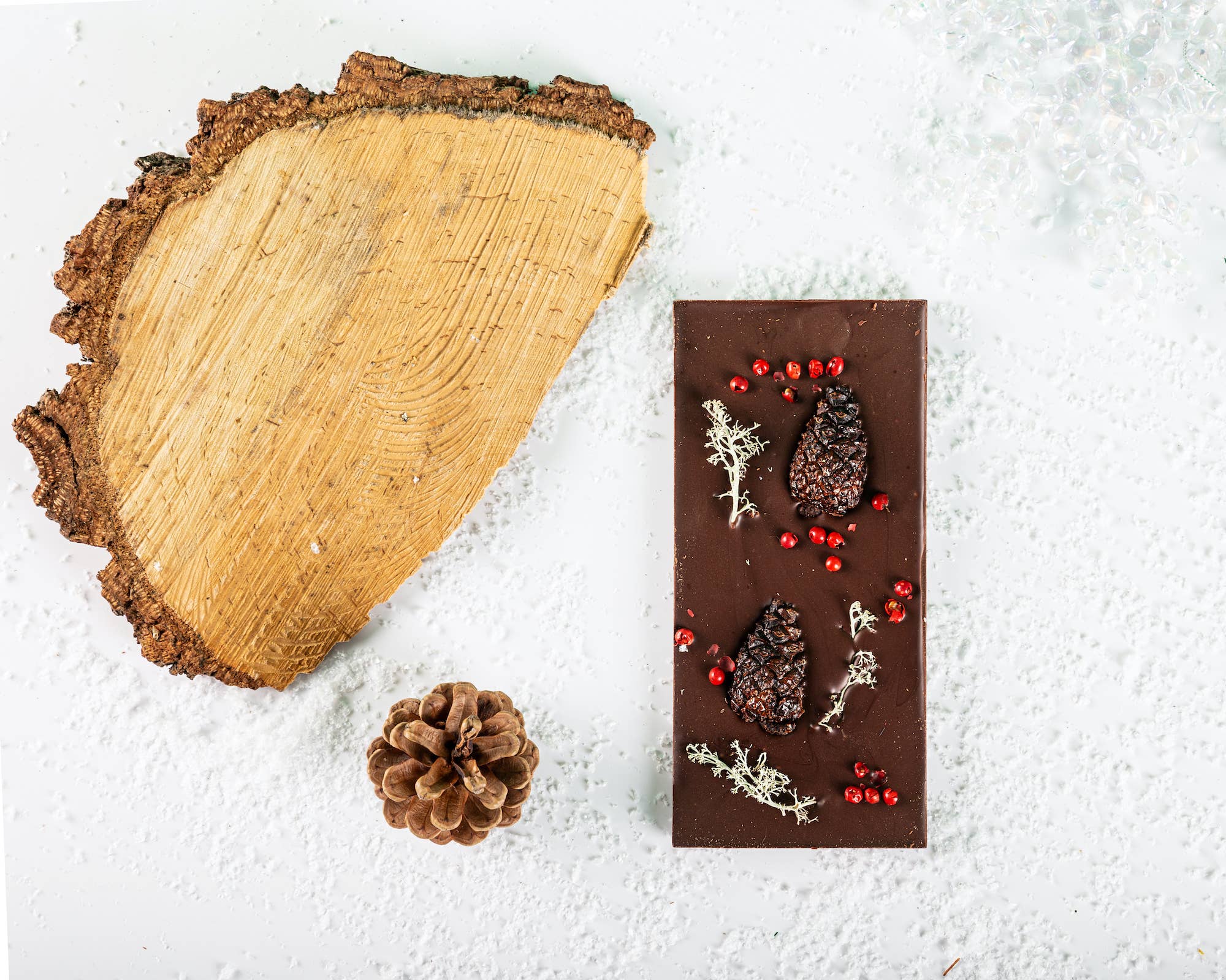 Al Mari Anni - Vendita all'ingrosso Barretta di cioccolato - Barretta di Cioccolato Al Mari Anni con Pigne, Muschio e Pepe Rosa1