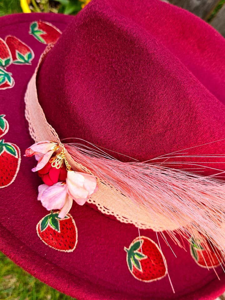 Fedora de médecine cardiaque peint à la main pour la vente par Anishinaabe Girl Designs