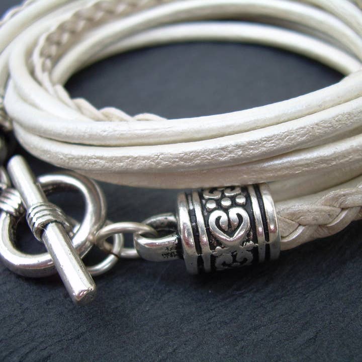 Urban Survival Gear USA - Vente Bracelets à breloques/pendentifs - Bracelet à breloques en cuir blanc en forme de cœur, bracelet pour femme, bracelet en cuir, bracelet portefeuille, bijoux pour femmes, bijoux en cuir1