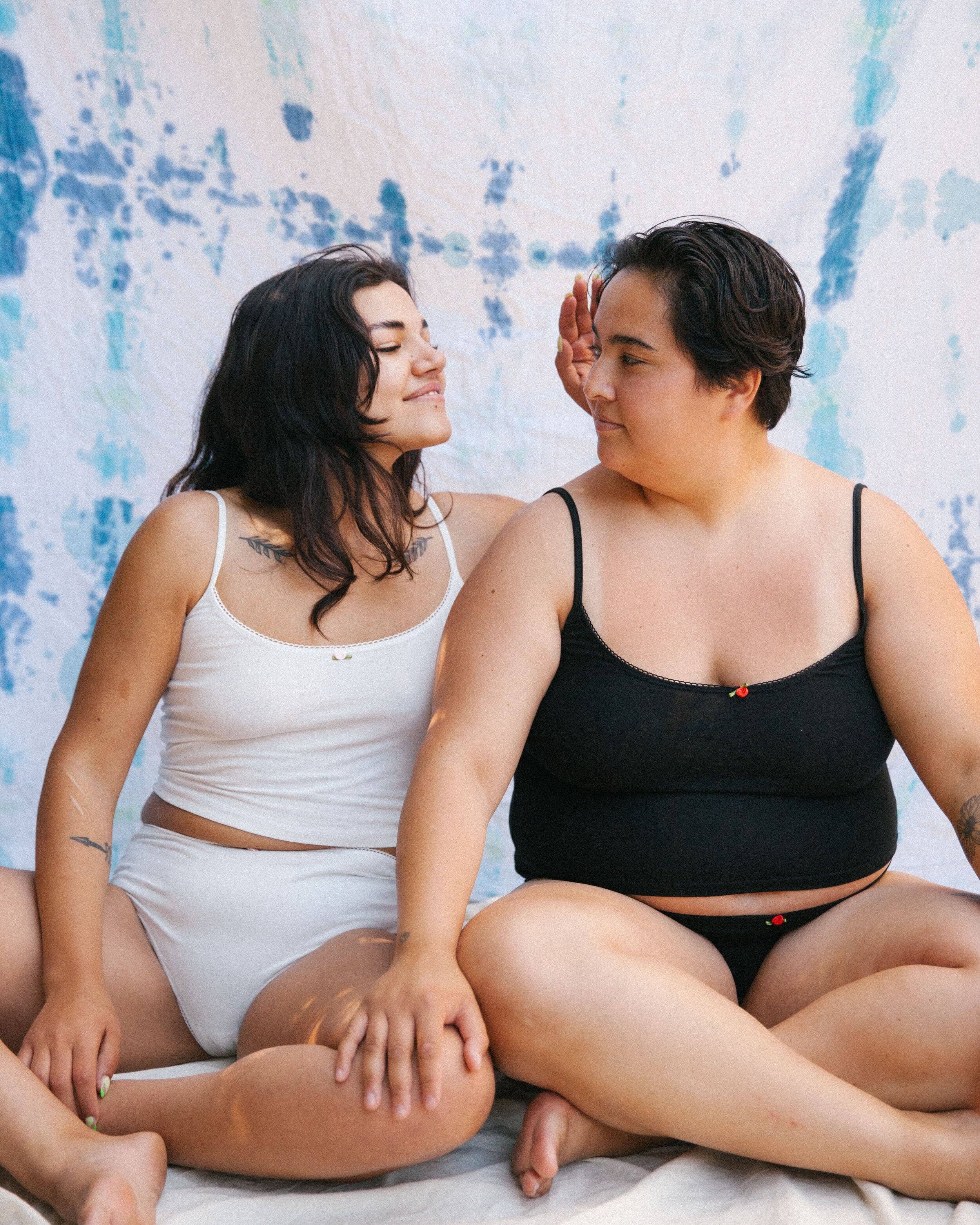 Onyx CAMI MIT U-AUSSCHNITT AUS ONYX für den Großhandel auf Faire7