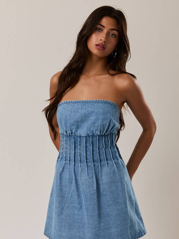 ROBE EN JEAN MINI SANS BRETELLES AVEC DÉTAILS DE PLIS NERVURÉS pour la vente par LE LIS