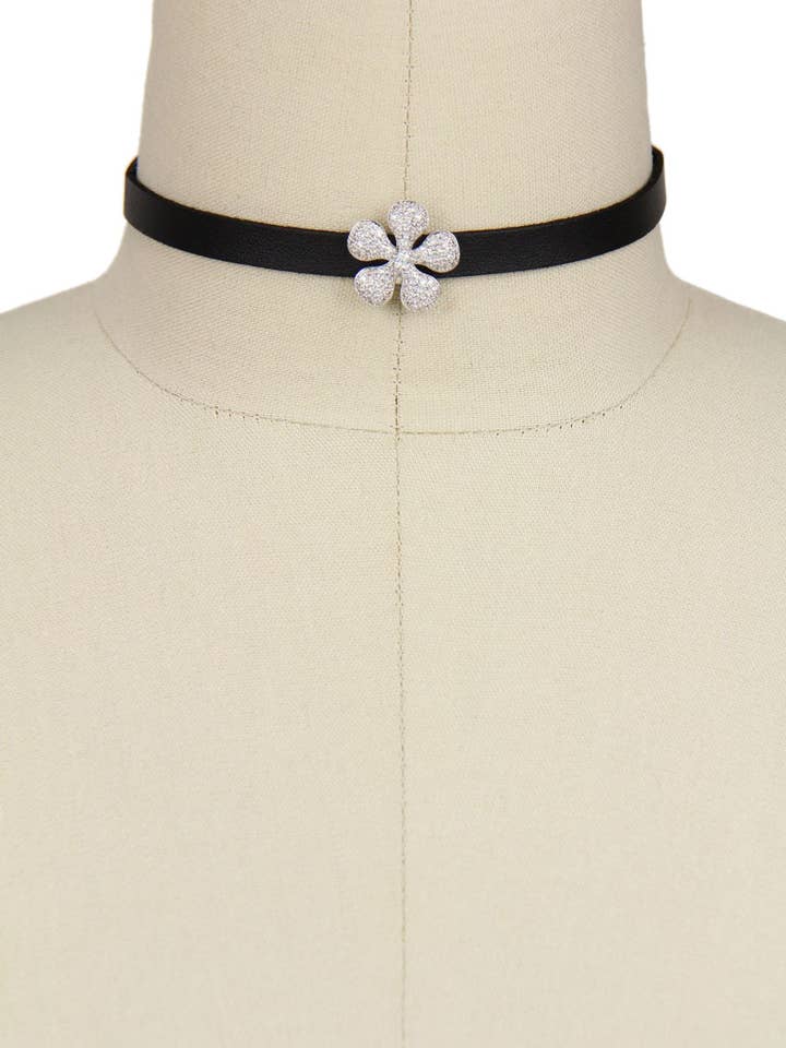 Delicata collana girocollo in pelle con ciondolo a forma di fiore per la vendita all'ingrosso da parte di Veroma Gifts