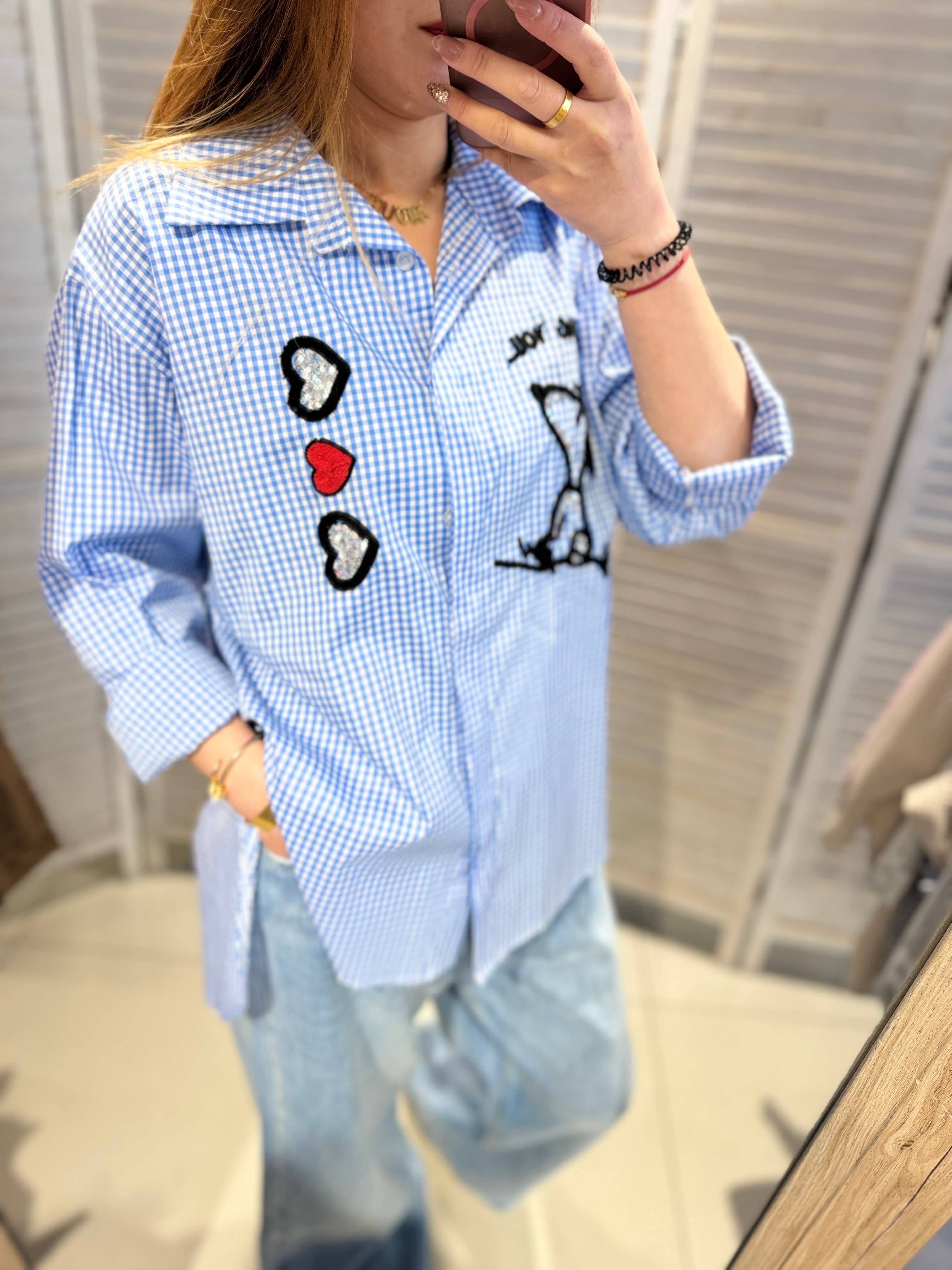 VICTORIA&ISAAC - Wholesale Button Down Shirt - Women's - Oversized embroidered shirt with heart and character motif0