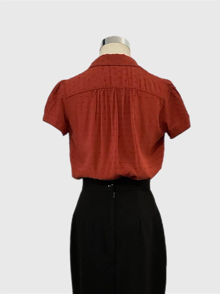 Retrospec'd Clothing – wholesale Blus - Dam – Evita rostfärgad texturerad blus i 1940-tals vintage-stil
