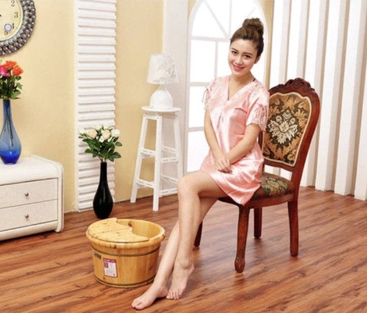 everythingbamboo – Großhandel Bade- & Körperpflege-Set – Fußbecken, Fußbad, Holzeimer, mit Deckel und Massagegerät, OFS035