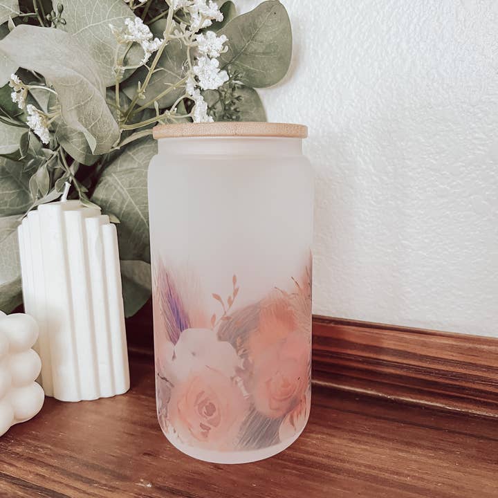 Emma K Designs - Wholesale Drinking Glass/Cup - Pink Pampas Grass Frosted 16oz Glass Cup with Bamboo Lid