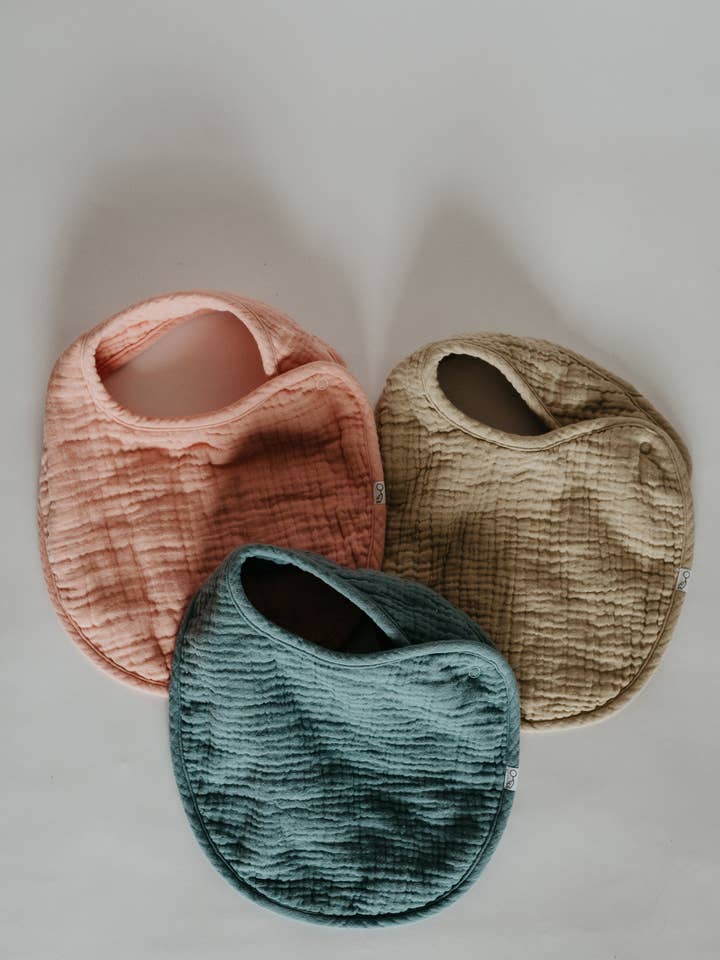 Bavoir en mousseline de galet pour la vente par LURE by Lina