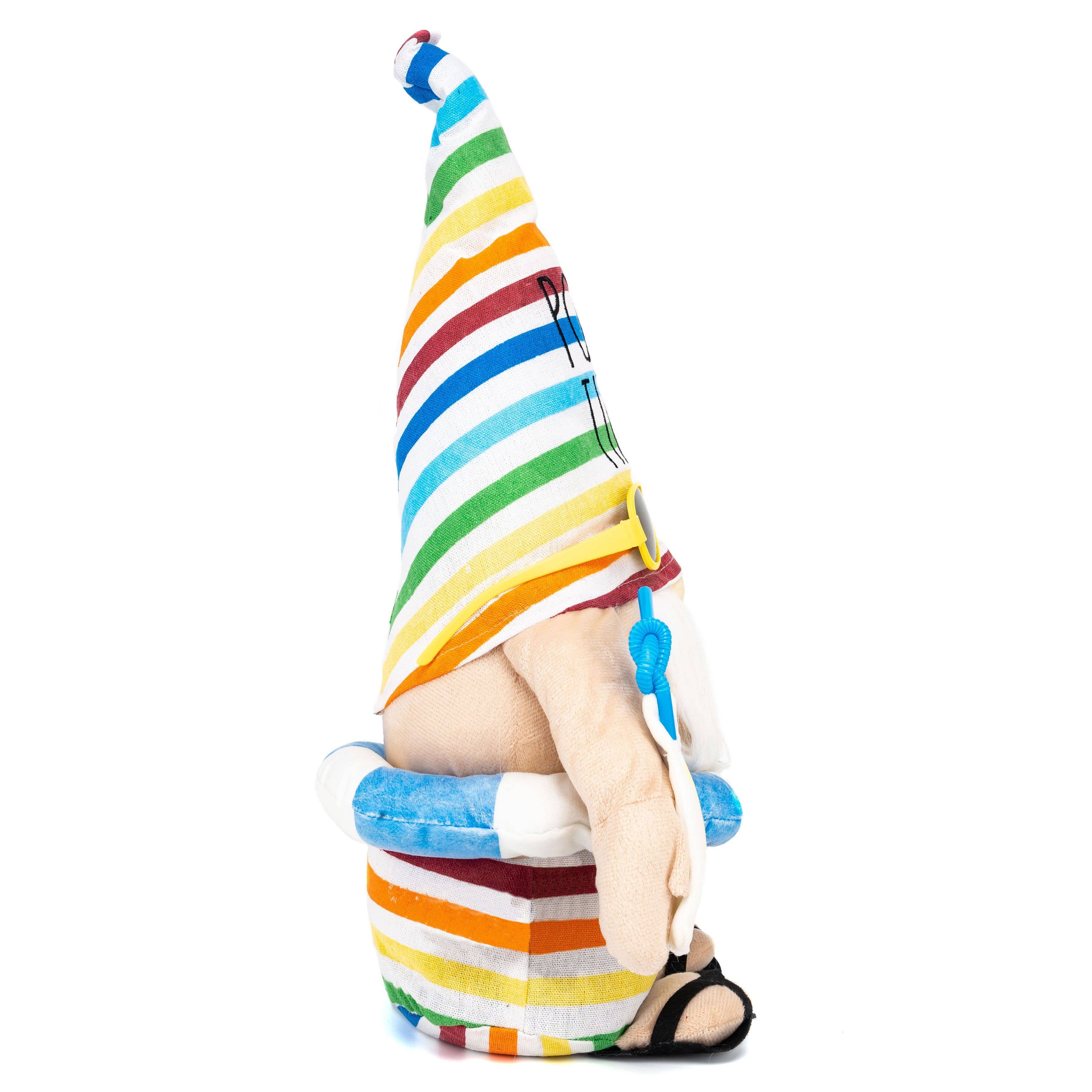 DesignStyles Home - Venta al por mayor Artículo decorativo de mesa - Gnomo de verano de peluche Rae Dunn «Pool Time»3