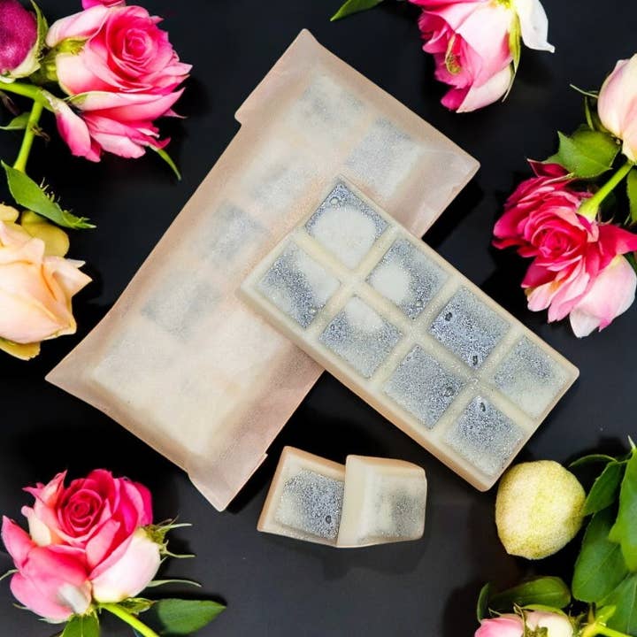 Ambre Noir Étiquette Blanche Cire Fondante pour la vente par Lunar Fragrances