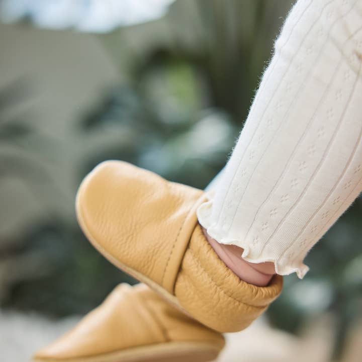 Sun & Lace – wholesale Cot shoes – Baby – Gender Neutral Baby Shoes in Light Brown | Slip-on Moccs3