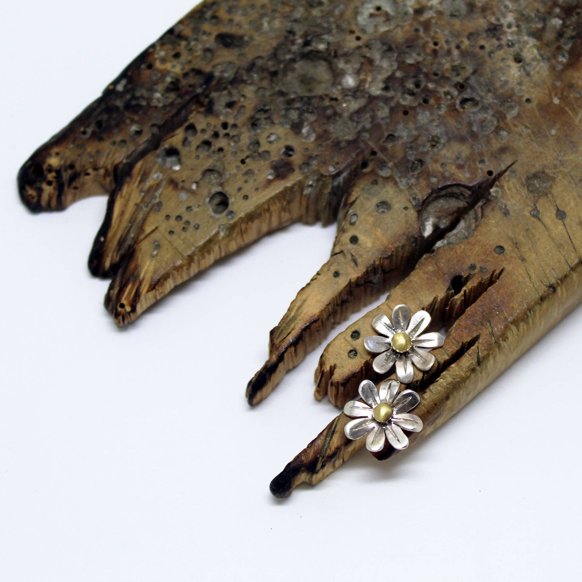 Plataica - Wholesale Stud/Post Earrings - Mini Daisy Earrings in 925 Silver and Brass4