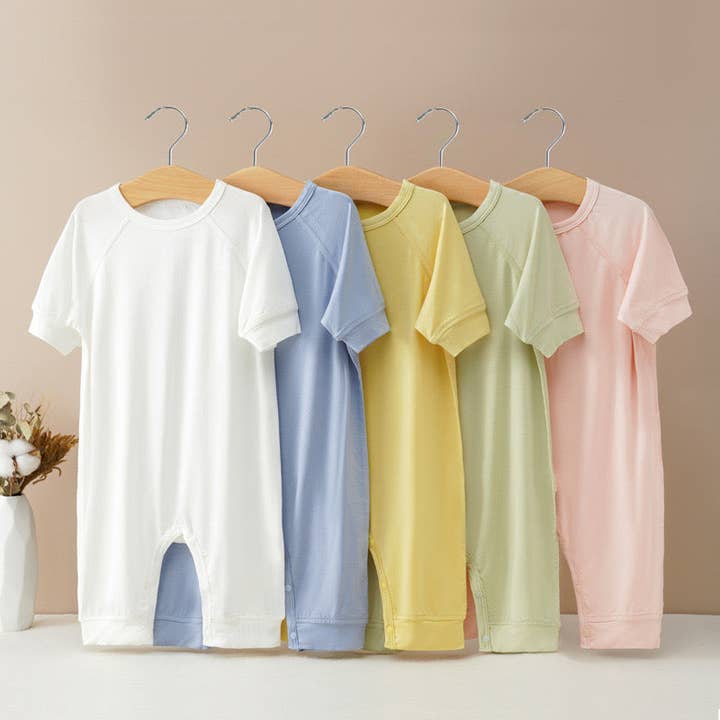 Baby ensfarvet sommerheldragt med mellemlange ærmer og skridtlukning. for engroshandel hos MyKids-USA®