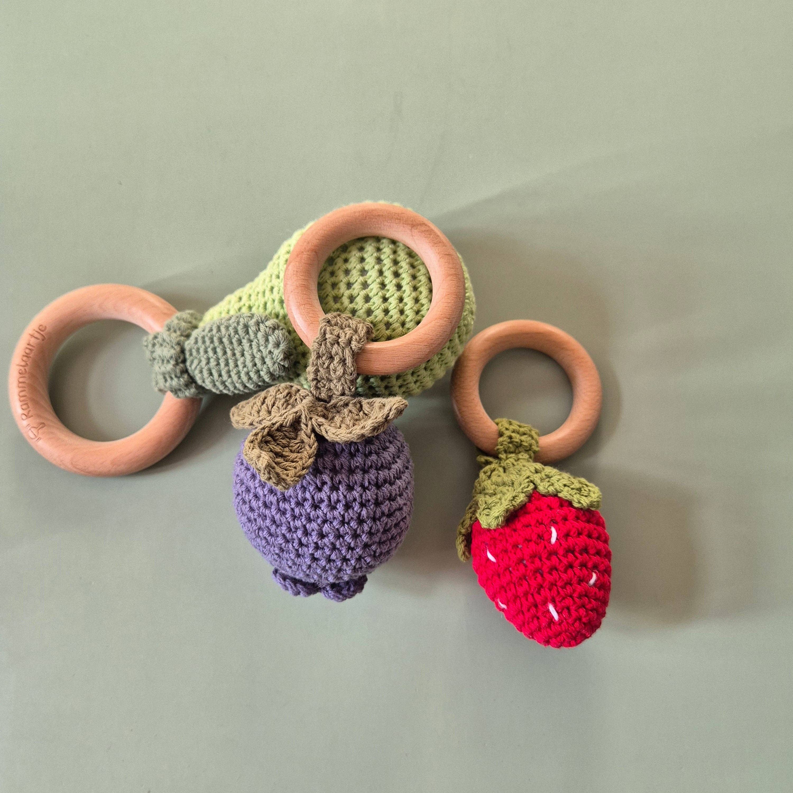 Rammelaartje - Venta al por mayor Sonajero - Bebés - Sonajero de Ganchillo Hecho a Mano con Anillo de Madera de Haya – Fresa3