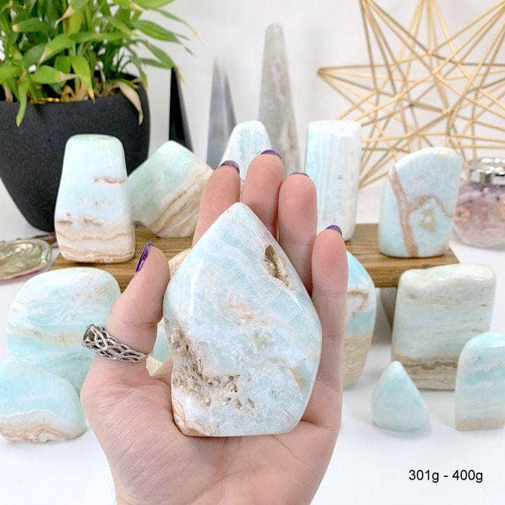 Rock Paradise - Vente Pierre et cristal de spiritualité - Base taillée en calcite des Caraïbes polie - Aragonite bleue au poids1