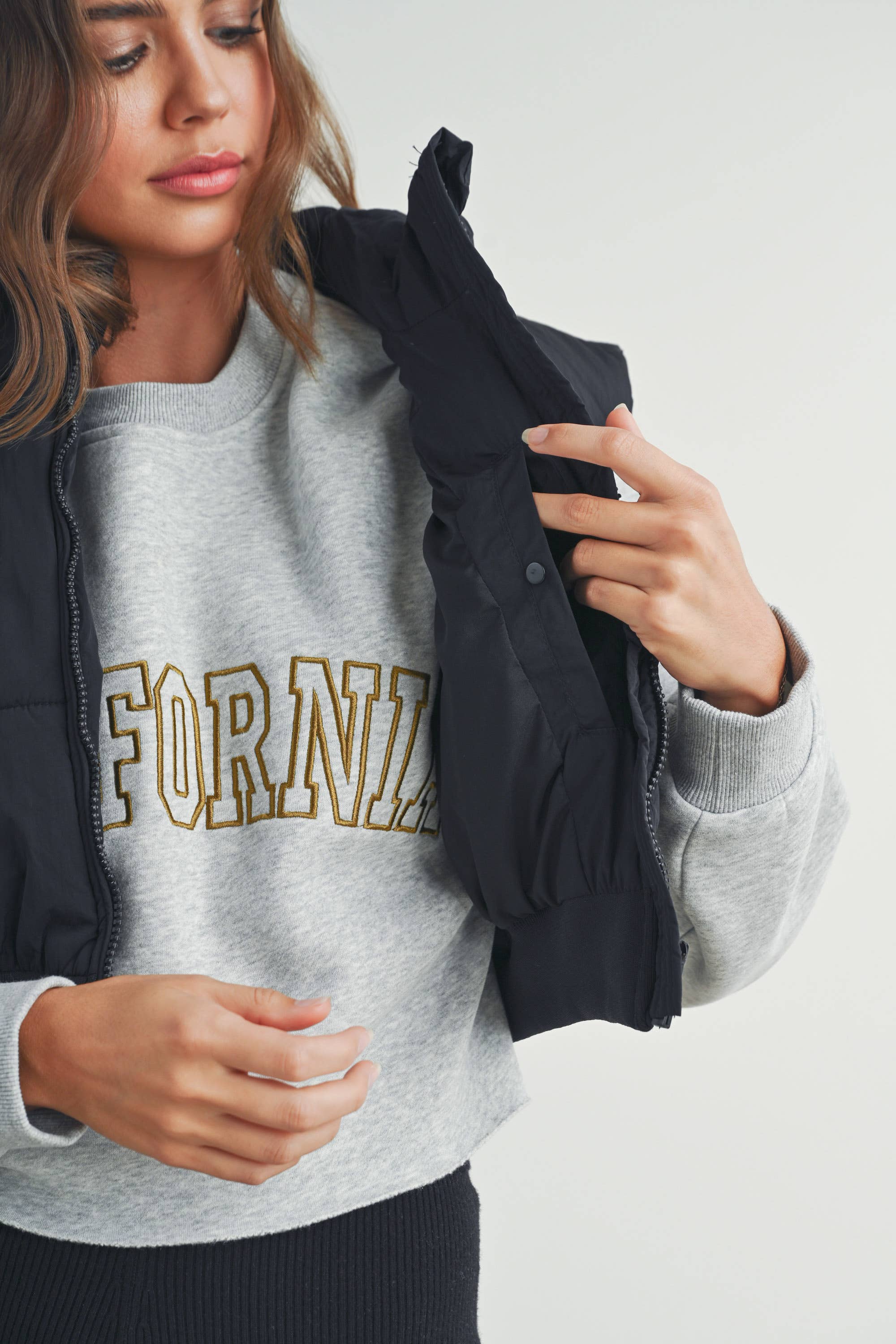 BUTTERMELON – Großhandel Oberbekleidungsweste – Damen – BUTTERMELON Steppweste zum Reißverschluss, cropped, für den Herbst1