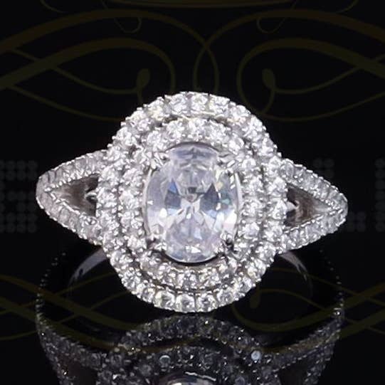 Bague de mode pour femme en argent sterling blanc avec zircon cubique de 3,07 ct de King Of Bling, taille 7, coupe ovale pour la vente par KING OF BLINGS