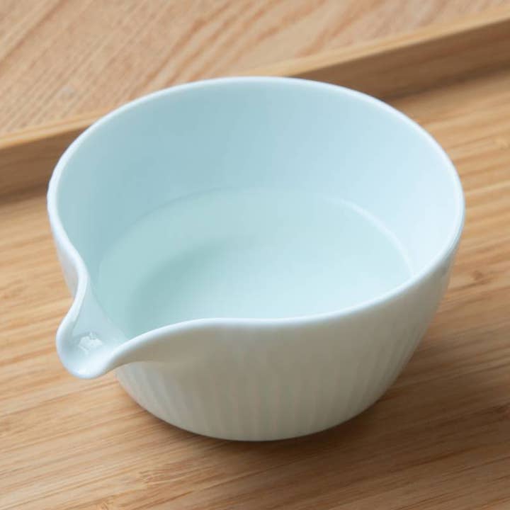Bol à bec verseur Oda Pottery Sazanami 9,5 cm - Bleu Blanc pour la vente par Yamani