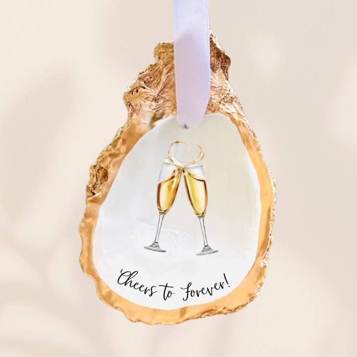 Décoration Cheers to Forever en forme de coquille d'huître pour la vente par Willett and Co