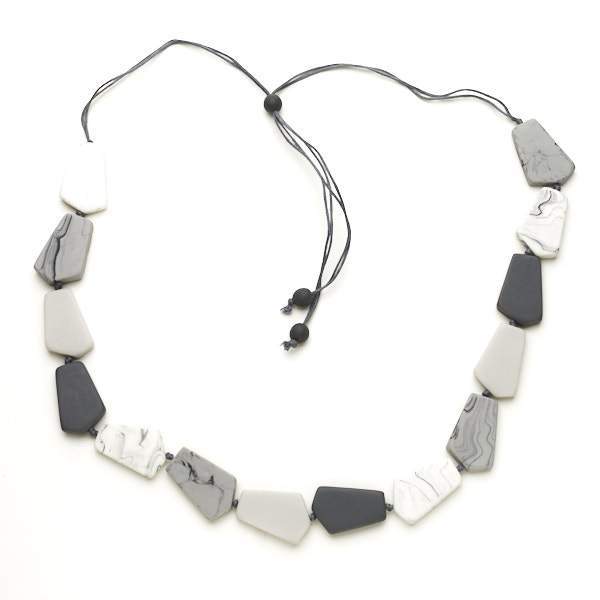 Suzie Blue Canada - Vente Collier de perles - Collier Pentagone Résine1