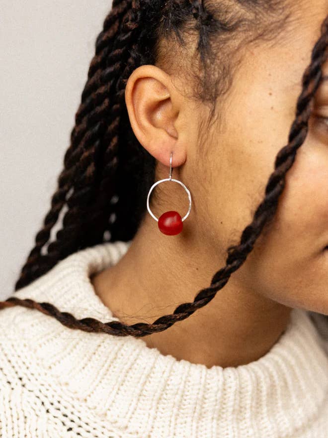 Rode Afrikaanse Glaskraal Oorring voor wholesale door Kathy Nelson Jewelry