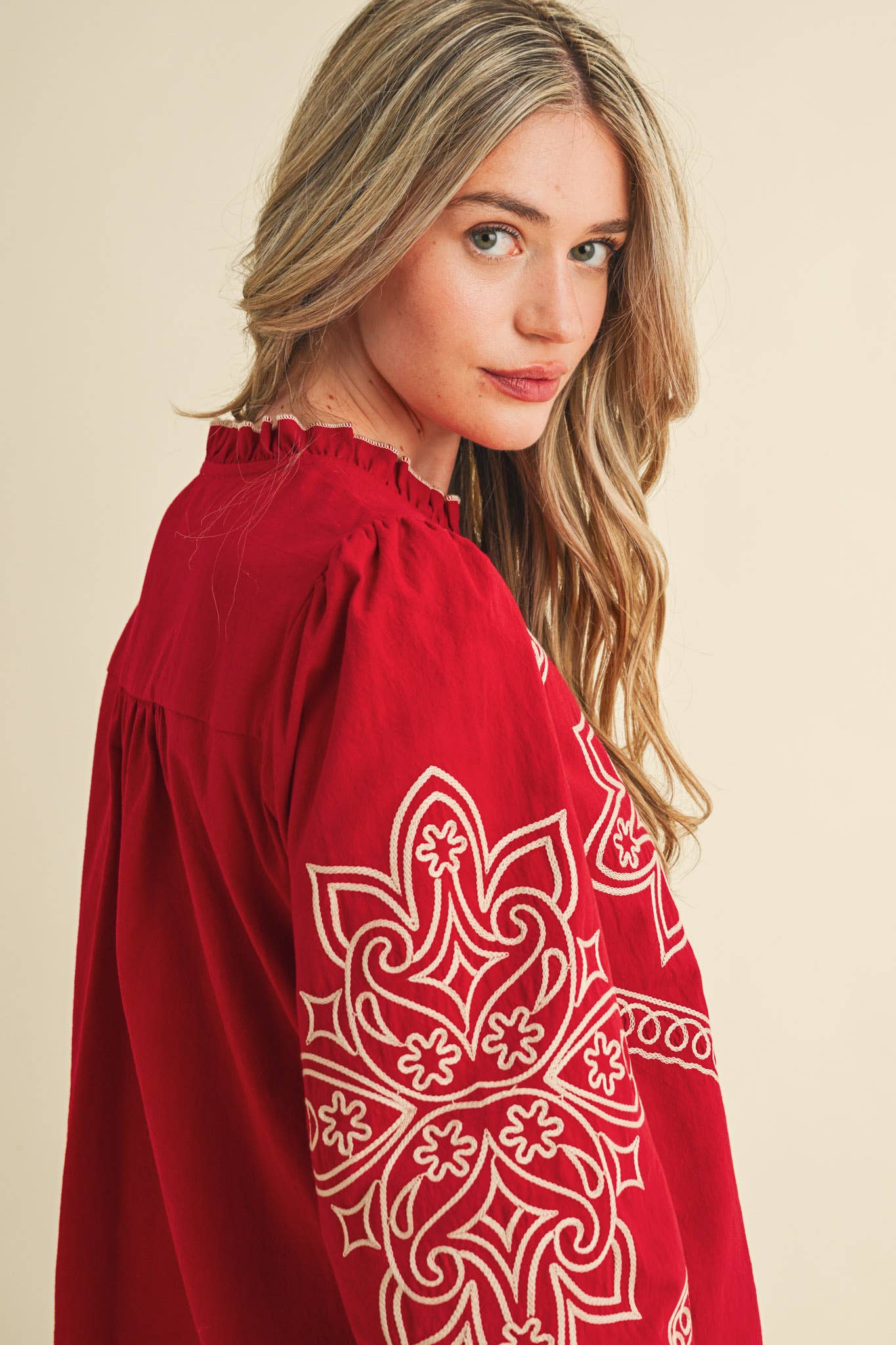 &MERCI – Engroshandel Skjorte med buttondown – til kvinder – BRODERET MOCK NECK KNAPPEBLUSE MTP333666