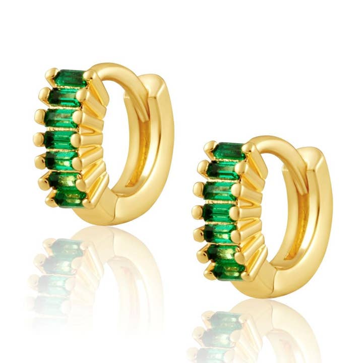 Viola Emerald CZ Huggies per la vendita all'ingrosso da parte di Sahira Jewelry Design