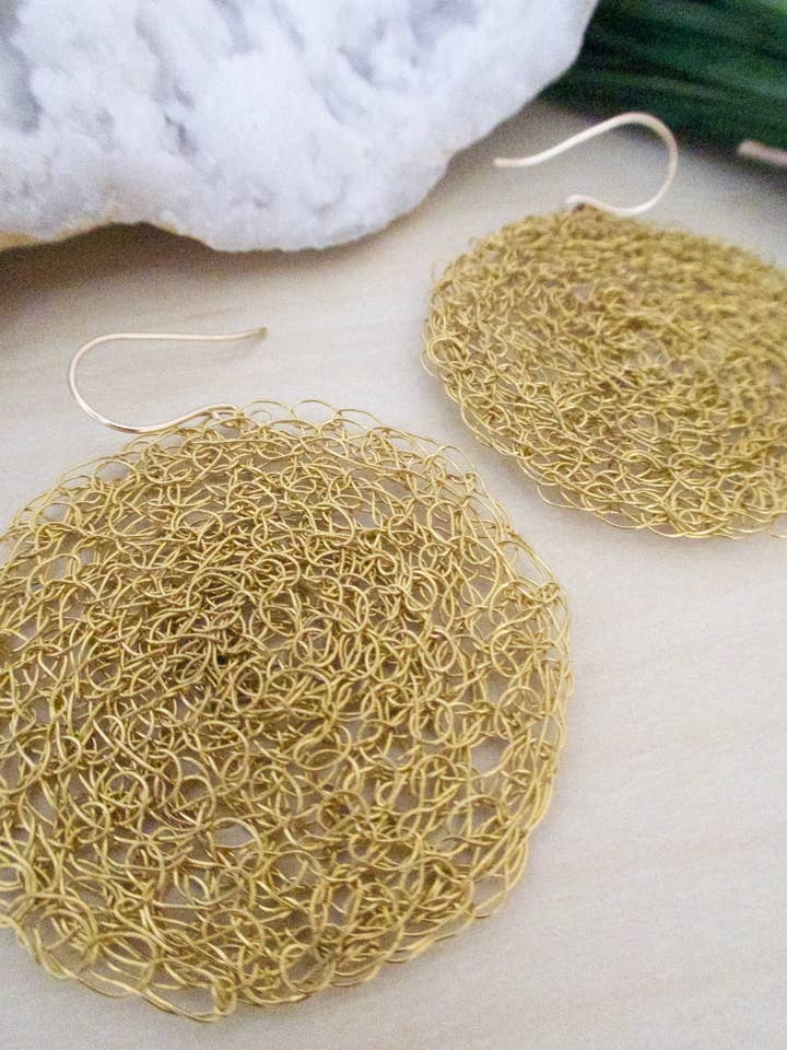 Orecchini Tanya in ottone con filo uncinetto, grandi orecchini a disco dorato per la vendita all'ingrosso da parte di Pyrite and Pearls