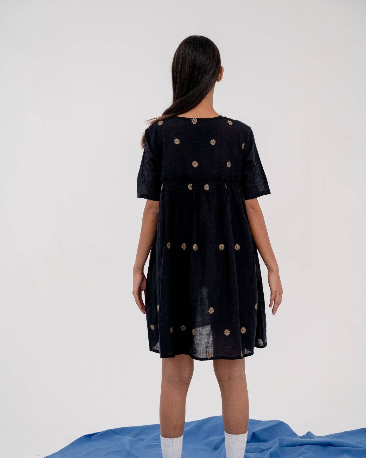 Thuli – Engroshandel Kjole - Dame – Sort håndvævet minikjole - Blomstret feriekjole - Brooklyn baby4