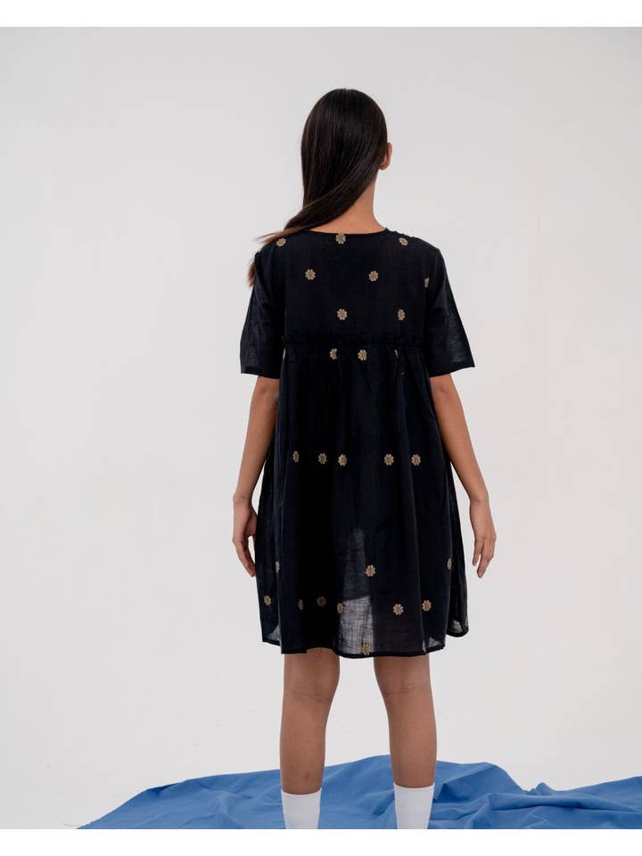 Thuli – Engroshandel Kjole - Dame – Sort håndvævet minikjole - Blomstret feriekjole - Brooklyn baby4