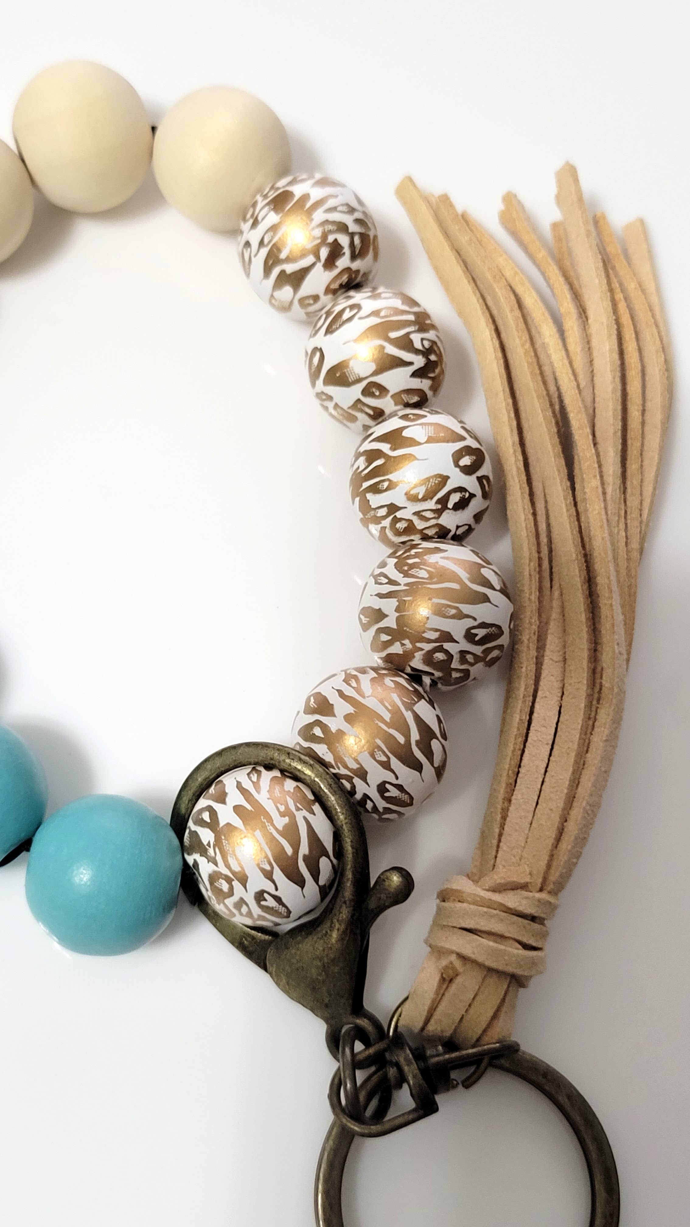 The Wristlet Bar - Vente Bracelets porte-clés - Bracelet en forme de léopard doré et de perles en bois sarcelle #29 avec pompon1