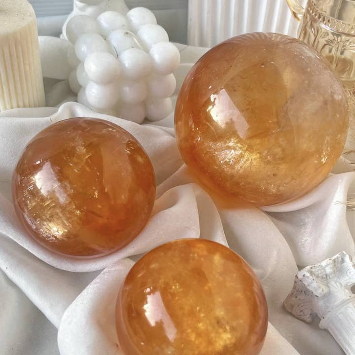 Moon Rituals - Venta al por mayor Piedras/cristales espirituales - Esfera esférica de calcita amarilla radiante, miel y calcita: positividad