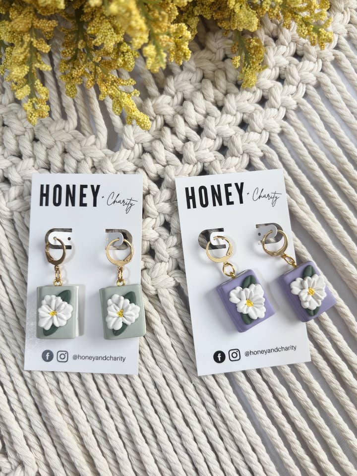 Pendenti a Forma di Libro Floreale per la vendita all'ingrosso da parte di Honey & Charity Earrings
