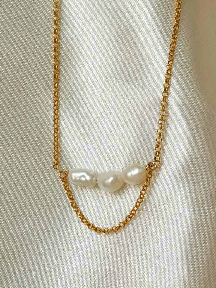 Collana girocollo con perle Golden Trio per la vendita all'ingrosso da parte di The Raw Creative