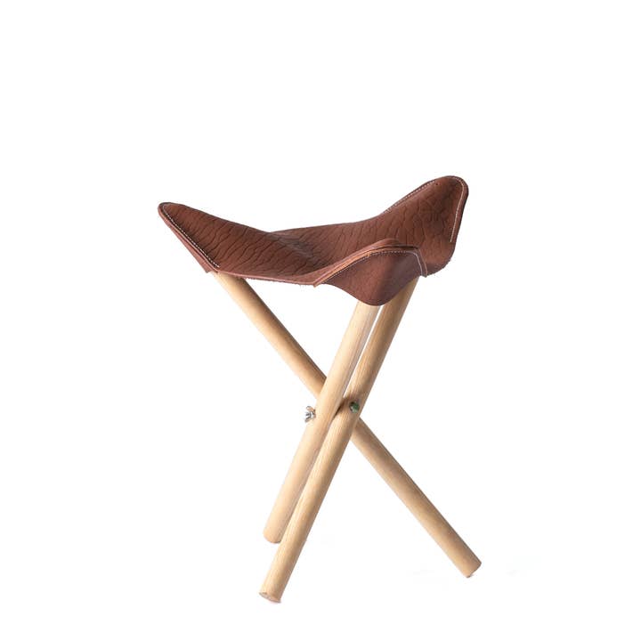 Tabouret de camp trépied en cuir pour la vente par Dakota Adventure Supply