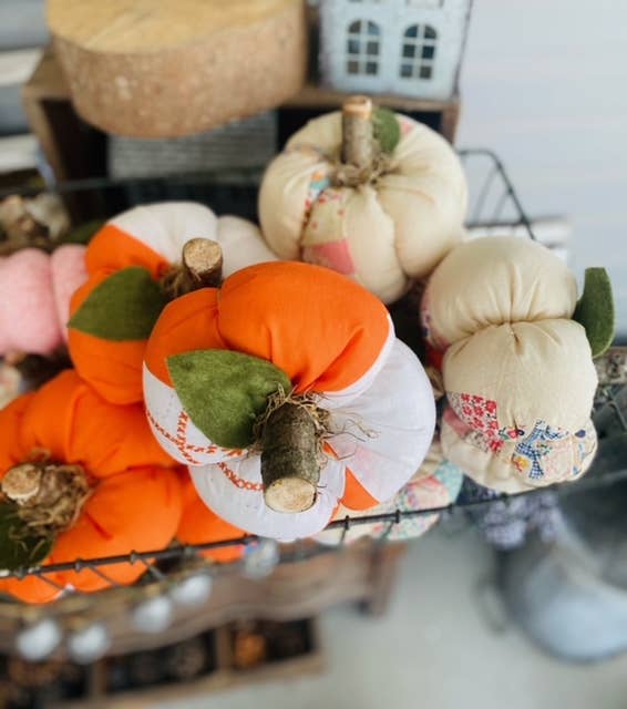 A Gnome on the Roam - Vente Décorations de table - Citrouilles en tissu faites à la main dessus de courtepointe vintage 7" décoration d'automne9