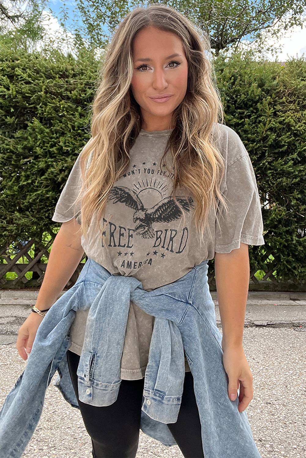 Pergamino Camiseta vintage gráfica de pergamino AMERICA FREE BIRD lavada con minerales de venta al por mayor en Faire1