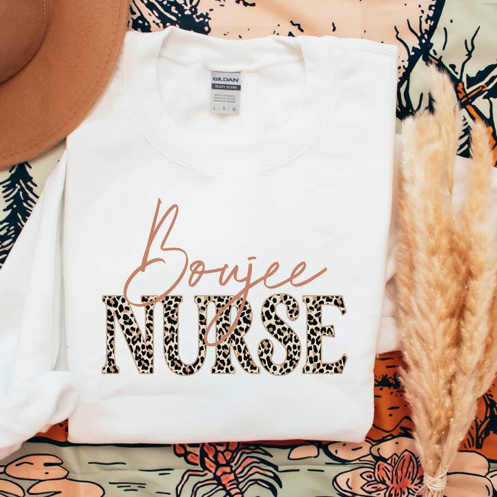 Girocollo Boujee Nurse per la vendita all'ingrosso da parte di Whiskey Cactus Boutique