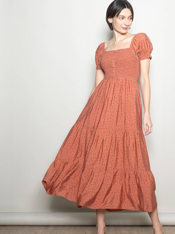 Abito lungo a balze con maniche a sbuffo, smock e piccoli fiori con tasche. per la vendita all'ingrosso da parte di Elloh Collection