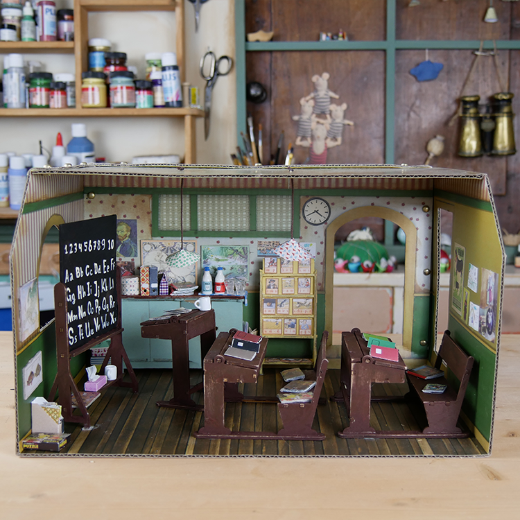 Het Muizenhuis – Engroshandel DIY-hobbysæt – Børn – Børnesæt til gør-det-selv dukkehusmøbler – klasseværelse (skala 1:12)9